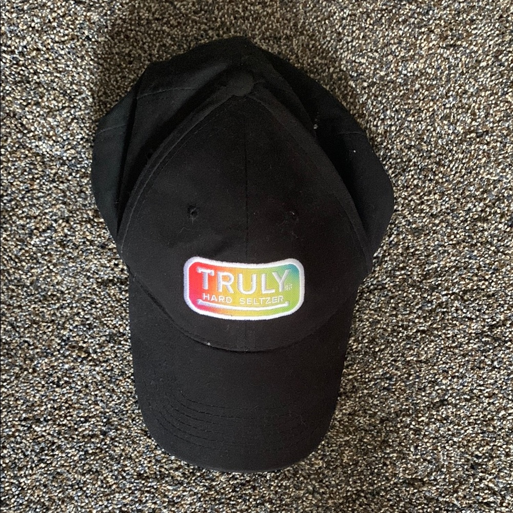Truly Hard Seltzer Black Cap
